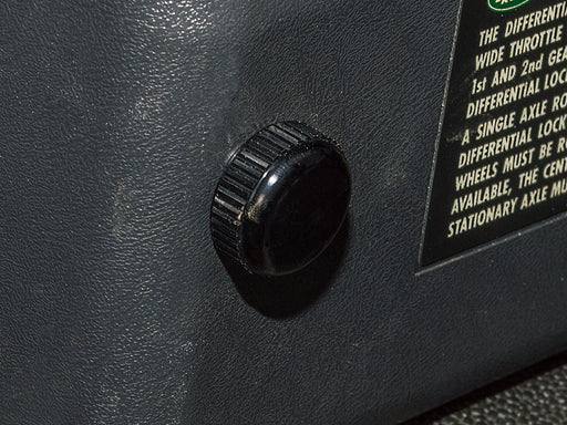 DA8949 - DEFENDER FUSE BOX SCREW BLACK
