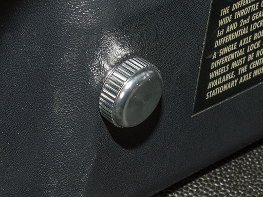 DA8950 - DEFENDER FUSE BOX SCREW SILVER